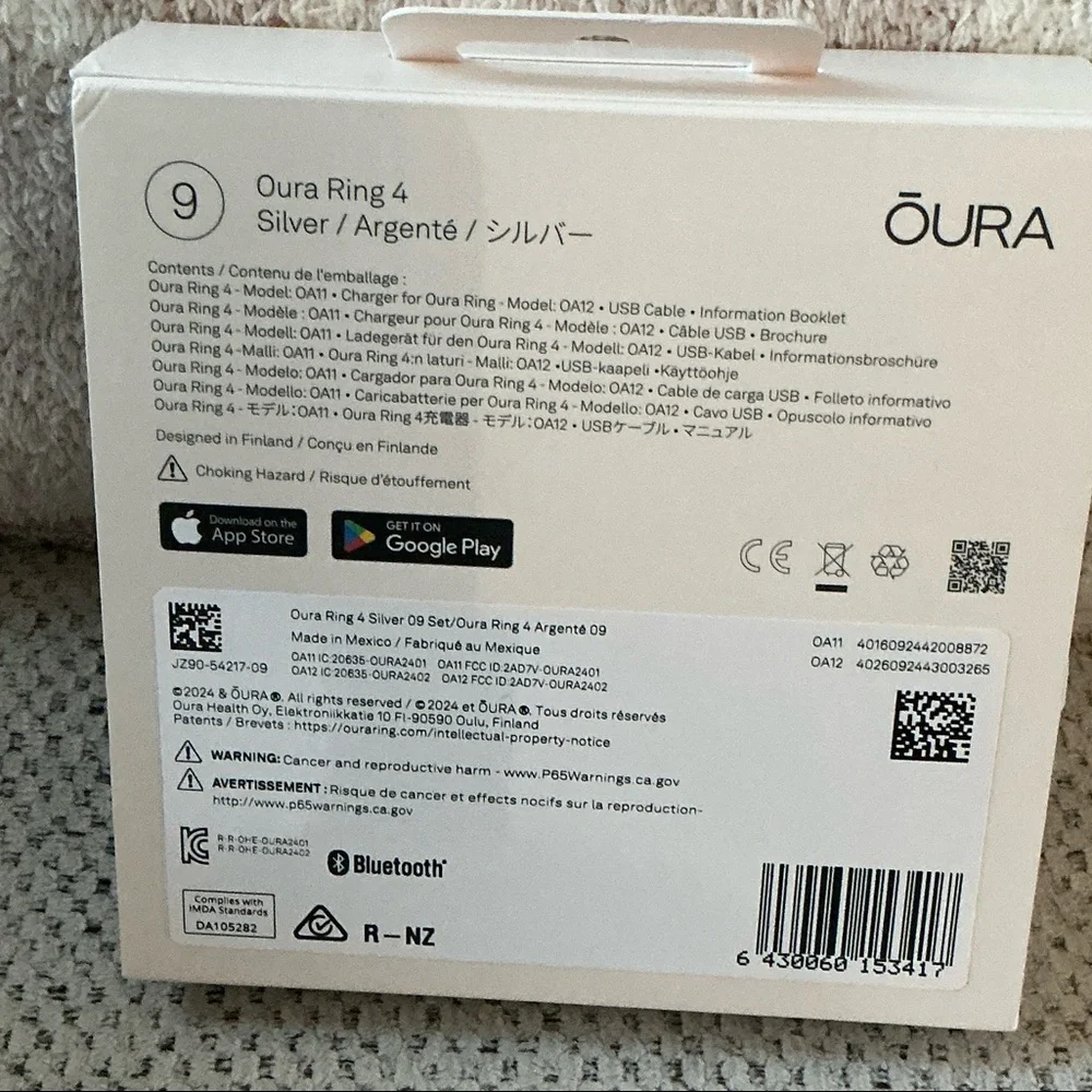 NWT Oura Ring 4 with Charging Dock and Cable in silver.